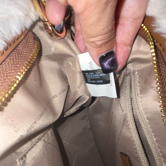 Michael Kors NWOT shoulder bag crossbody Satchal perfect for the winter - Picture 15 of 17